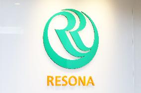 Resona Holdings exterior, logo and signage